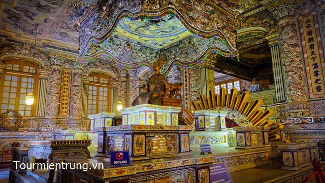 bên trong lăng Khải Định